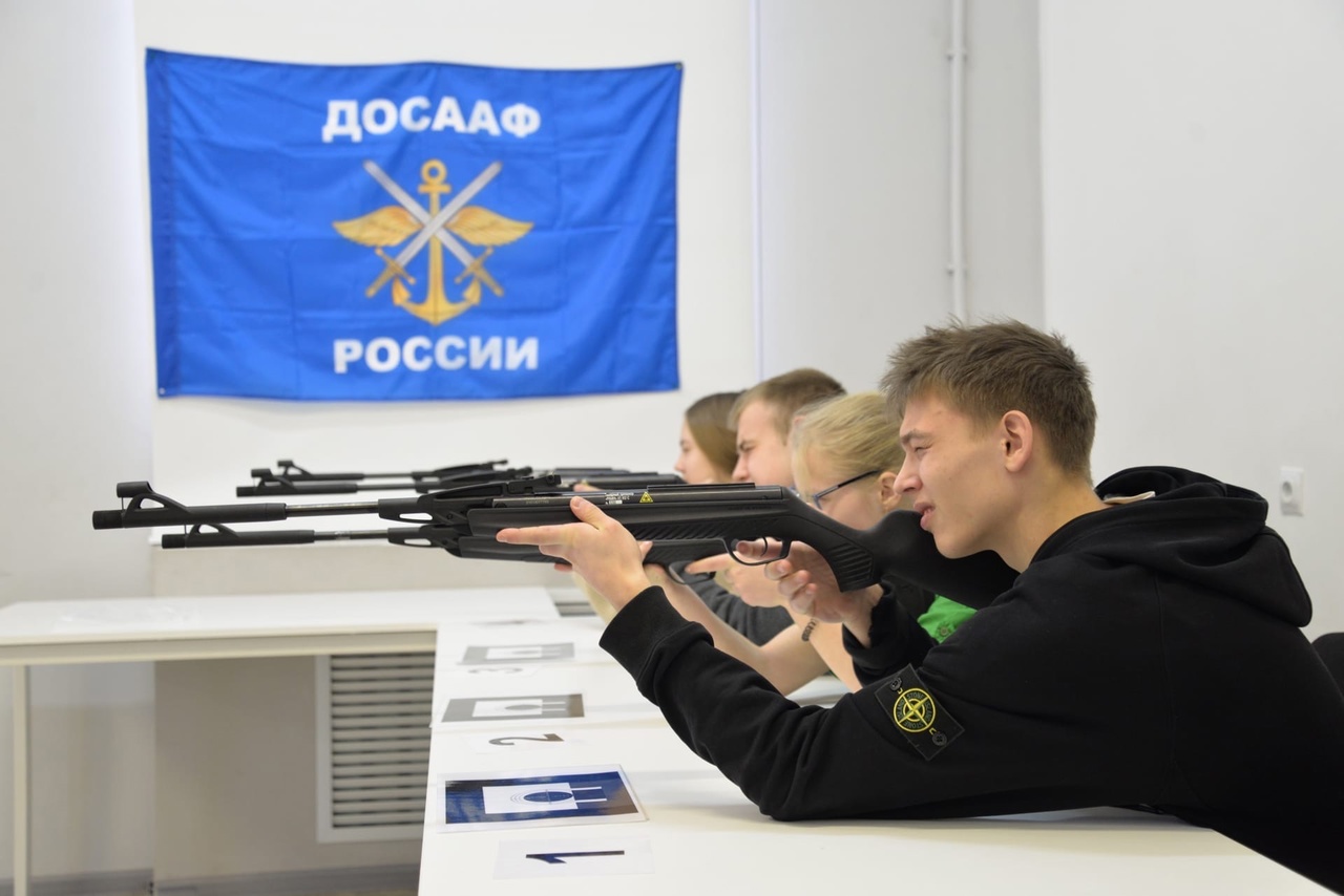Новгородская молодежь взяла в руки лазерную винтовку…