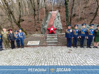 Ялтинские активисты ДОСААФ России посетили экспозицию музея СВО, созданного энтузиастами из села Перевального Республики Крым