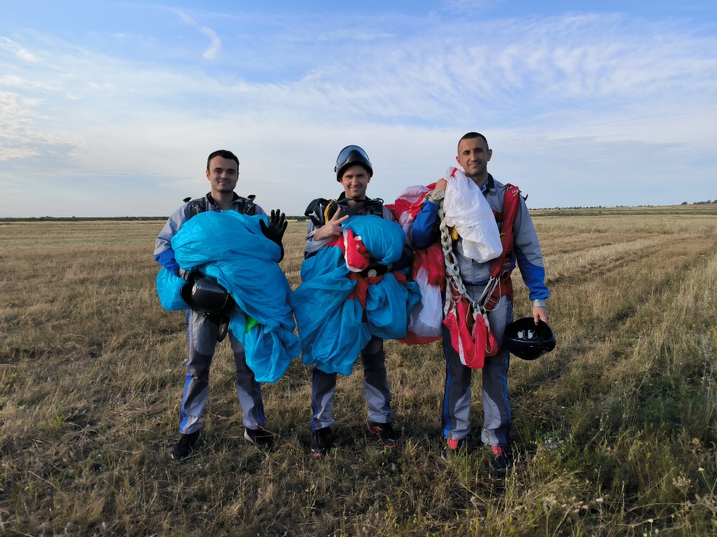 ДОСААФ парашютисты в небе