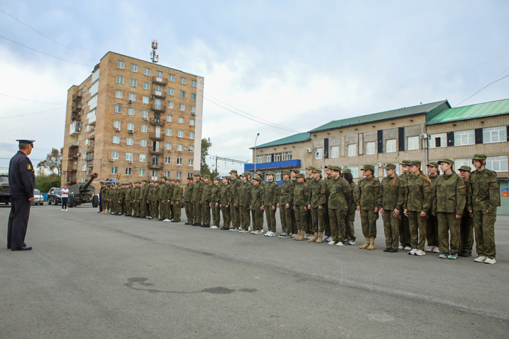 В курсантском строю только девушки…