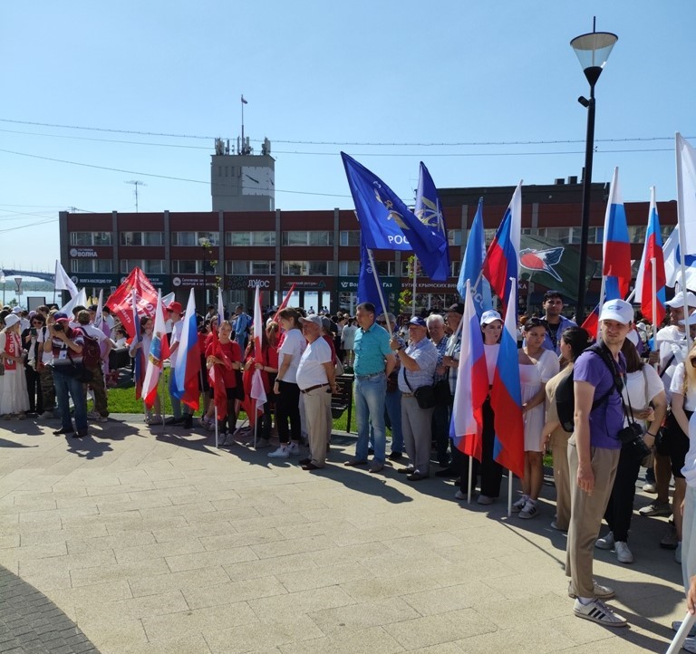 В Саратове развернули 80-метровый флаг России