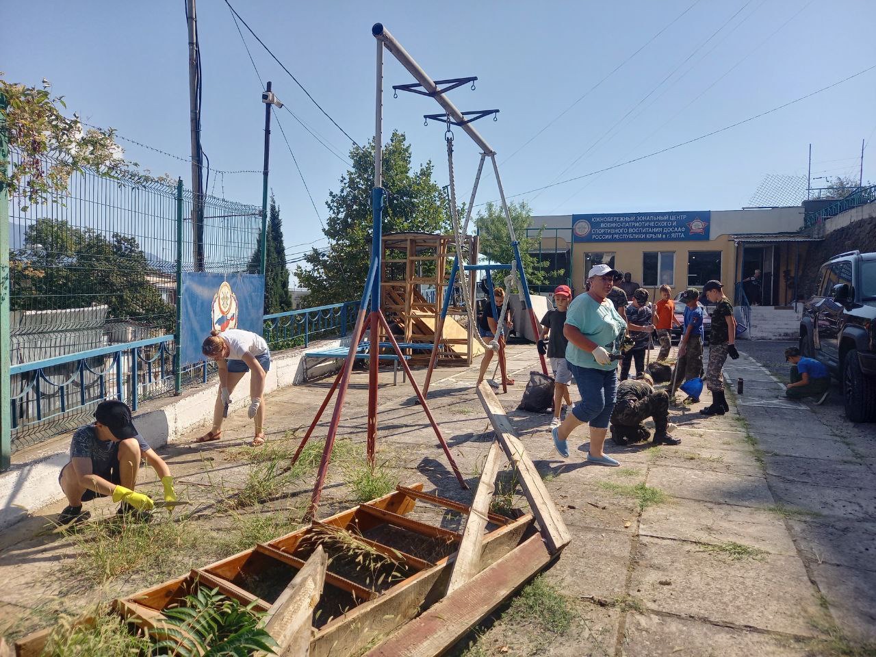 Субботник в зональном центре «Южнобережный»