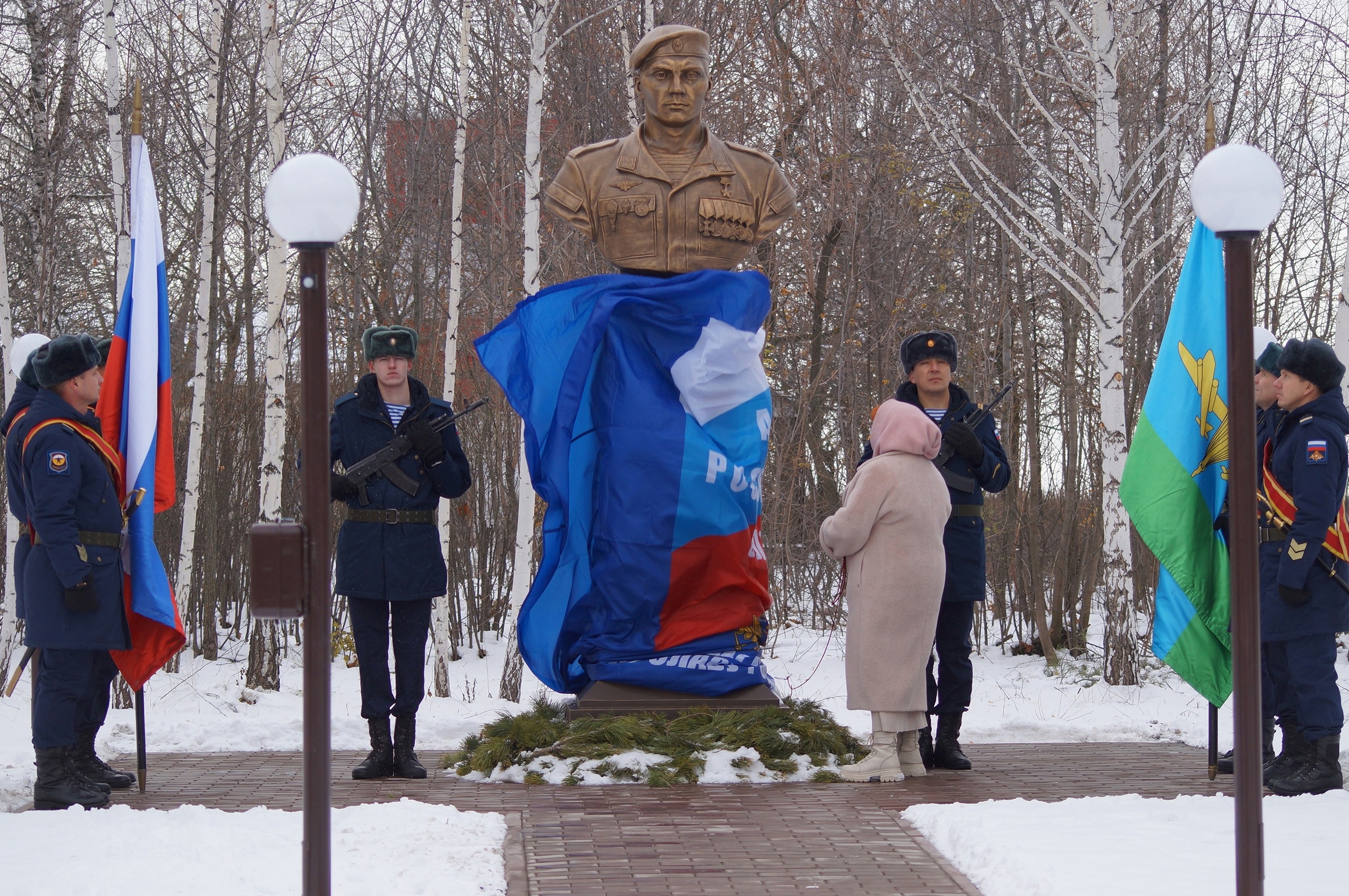 Бюст героя установлен на аэродроме ДОСААФ «Белый ключ»