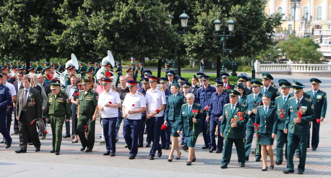 Сотрудники ДОСААФ возложили цветы к могиле Неизвестного солдата