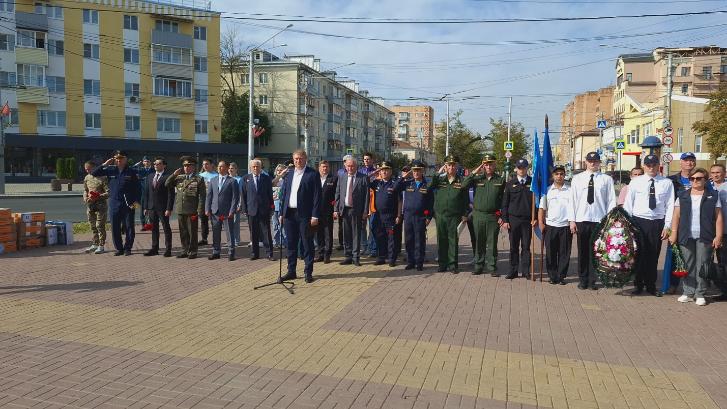 В Калуге участники автопробега ДОСААФ пришли в радиостудию