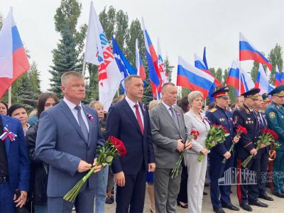 В Саратове отметили День Российского флага