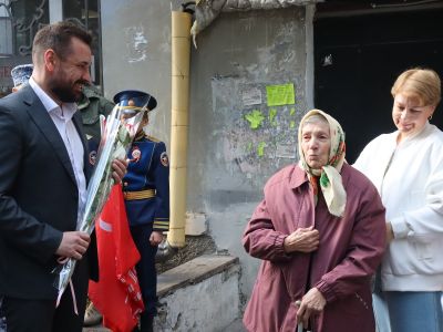 В Ялте концертом во дворе дома