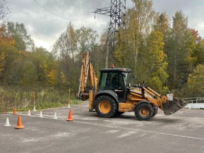 В Ломоносове можно стать трактористом