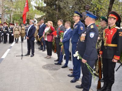 В Ялте открыли бюст летчика-штурмовика