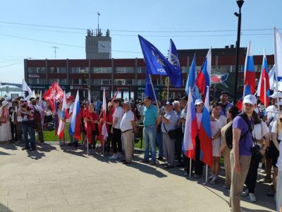 В Саратове развернули 80-метровый флаг России