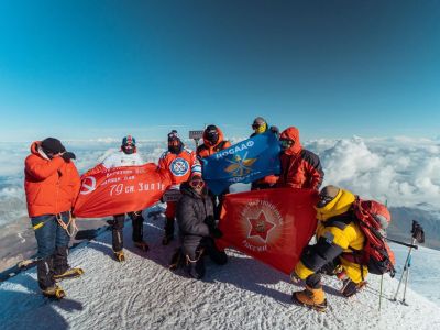 Флаг ДОСААФ России развернули на Эльбрусе