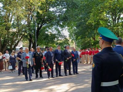 Калининградцы почтили память спецназовцев и мирных граждан