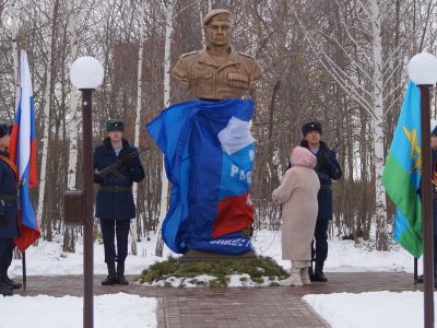 Бюст героя установлен на аэродроме ДОСААФ «Белый ключ»