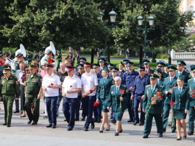 Сотрудники ДОСААФ возложили цветы к могиле Неизвестного солдата